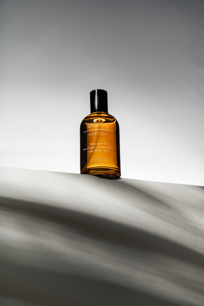 Produktová fotografie parfému na bílém pozadí – N&D Production Praha