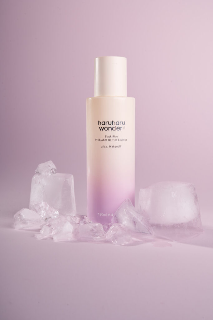 Kosmetická produktová fotografie – lahvička na kostkách ledu