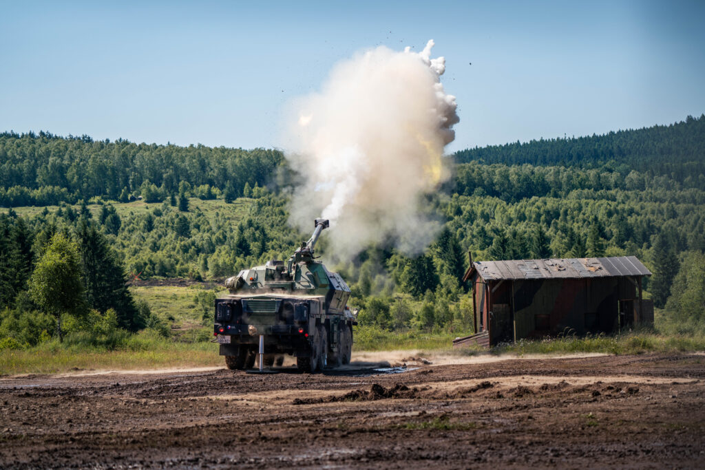 Vojenská přehlídka s dělostřelbou – eventová fotografie, Bahna