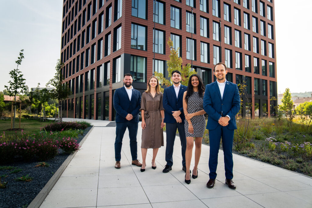 Firemní portrétový tým před budovou – business fotografie Praha, Czechoslovak Group